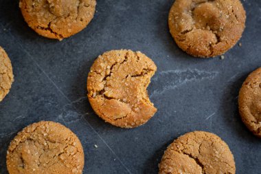 Kristalize edilmiş zencefil pekmezli kurabiye.