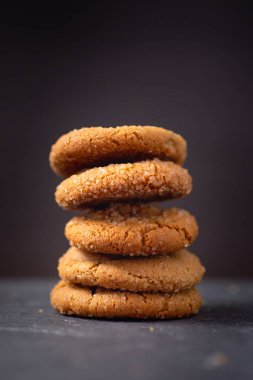 Kristalize edilmiş zencefil pekmezli kurabiye.