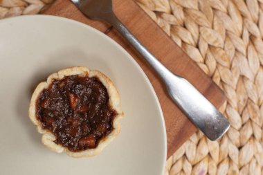 Yukarıdan kıymalı tart.