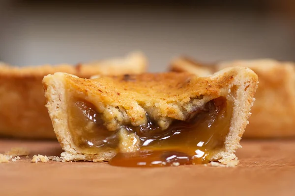 Tereyağlı tart, dosyalama ile ikiye bölünmüş.