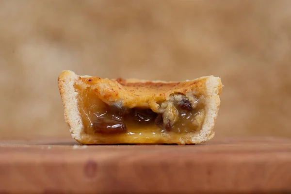 Tereyağlı tart, dosyalama ile ikiye bölünmüş.