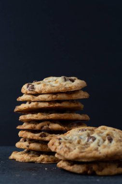 Çikolata ve Karamel Kurabiye Yığını