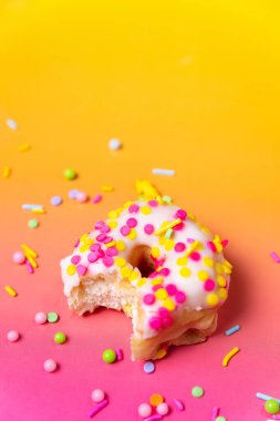 Renkli bir arkaplanda fotokopi alanı ile serpiştirilmiş mini çörek