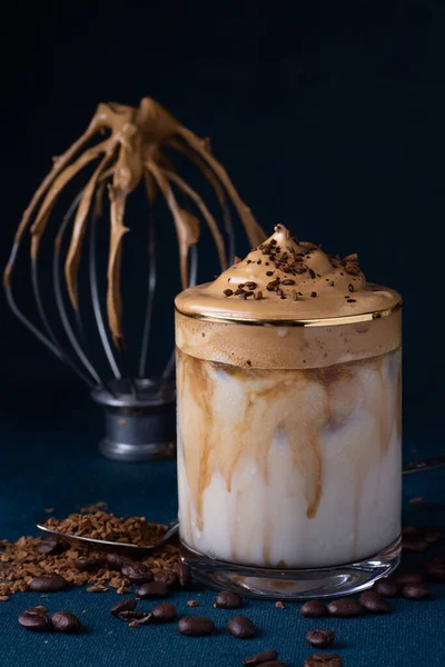 Iced Dalgona Coffee Caffè Cremoso Cremoso Alla Moda — Foto Stock