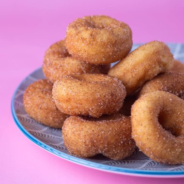 Tarçın şekeri mini çörekler