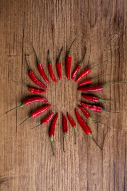 Daire şeklinde taze kırmızı biber.