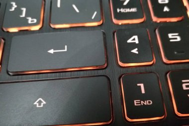 Turuncu ışıklı masaüstü bilgisayarı olan klavye