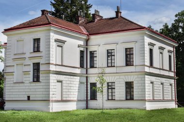 Hradec Kralove 'daki beyaz güzel eski ev