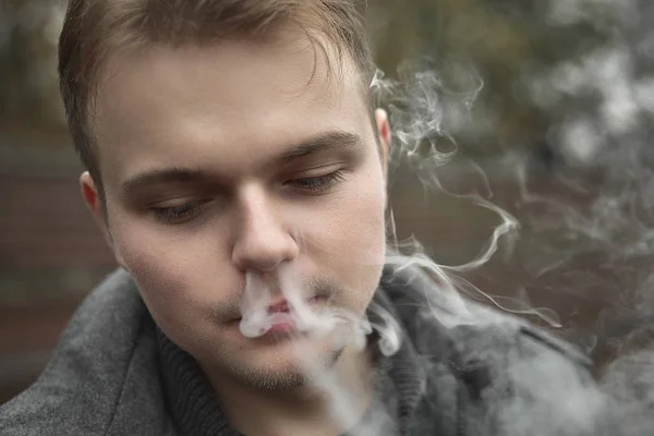 Rookvrije man in het Park, portret — Stockfoto