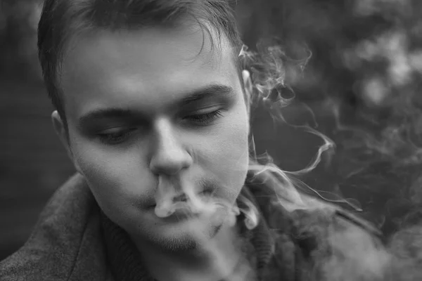Rookvrije man in het Park, zwart-wit portret — Stockfoto