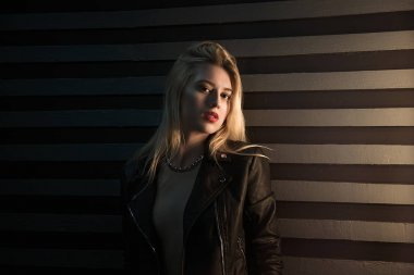 Güzel kız, sarışın stüdyoda poz