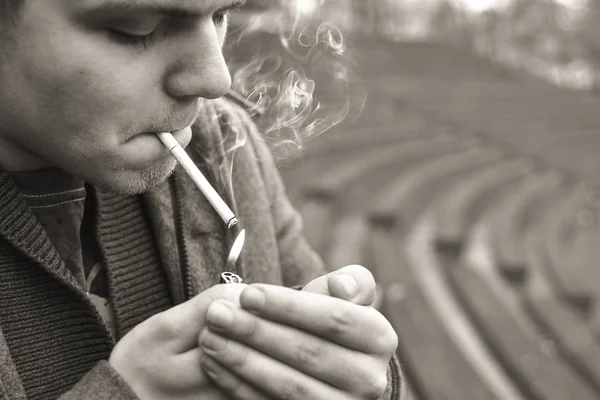 Guy smokes a cigarette outside, portrait, close-up — Stock Photo, Image