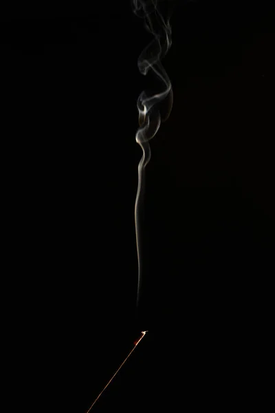 Palillo aromático ardiente en la oscuridad, un montón de humo — Foto de Stock