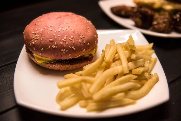 Fast food, comida saborosa, comida de rua, frango grelhado, hambúrgueres, batatas fritas, salada — Fotografia de Stock