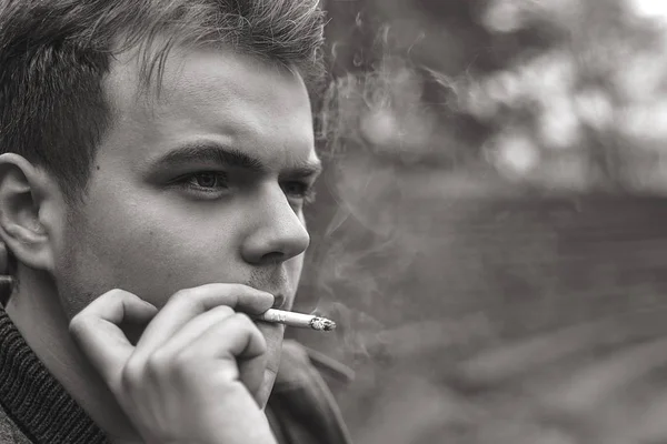 Il fume une cigarette dehors, portrait, gros plan — Photo