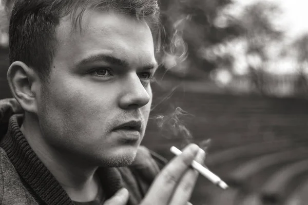 Il fume une cigarette dehors, portrait, gros plan — Photo