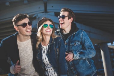 Grup genç yetişkin gün şehirde harcama eğleniyor