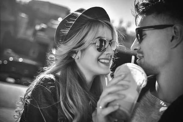 Bonito casal andando na rua e beber um coquetel — Fotografia de Stock