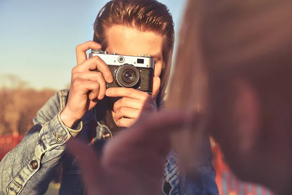 Giovane uomo allegro fotografo scattare foto con la macchina fotografica — Foto Stock