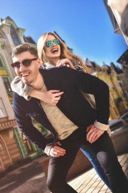 kız arkadaşı piggybacking mutlu bir genç adam