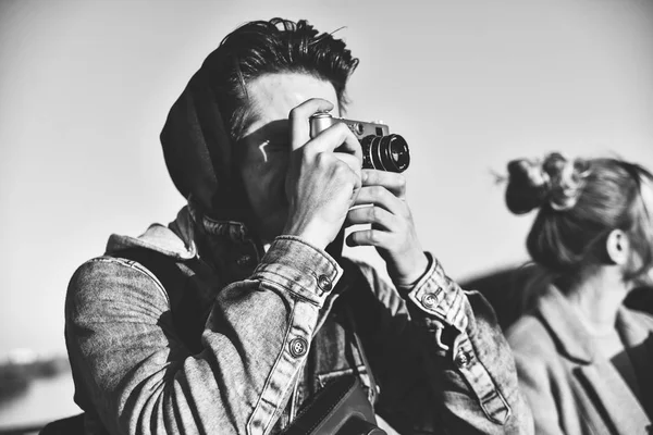 Giovane uomo allegro fotografo scattare foto con la macchina fotografica . — Foto Stock