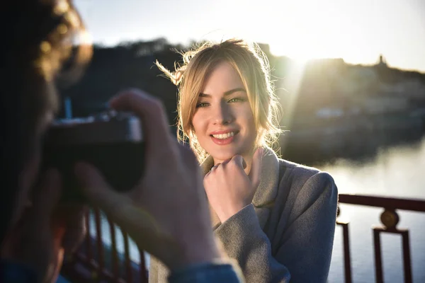 Kamera neşeli kız bakmak güzel güneşli gününde. Güneşli bir ruh hali zevk — Stok fotoğraf