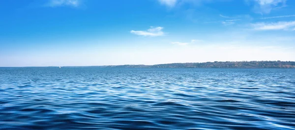 Meereslandschaft mit Meereshorizont und fast klarem, tiefblauem Himmel - Hintergrund. panoramisches Seitenverhältnis — Stockfoto