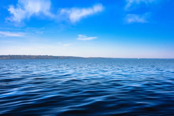 Meereslandschaft mit Meereshorizont und fast klarem, tiefblauem Himmel - Hintergrund. Wasser — Stockfoto