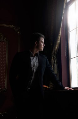 Pencereden bakan yakışıklı iş adamı