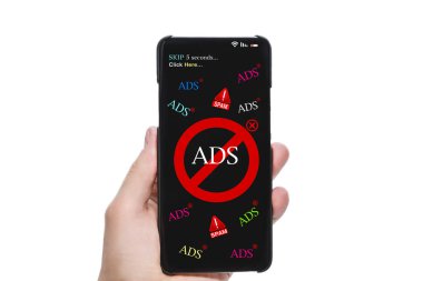 Spam ve Inspusive Reklam Pankartlarını durdurun. Ekran Bloğu Ekranı Gösterilen Elle Tutulan Cep Telefonu Beyaz Arkaplan Karşısında İleti Veriyor.