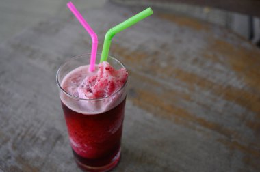 Ahşap masa arkasında Roselle meyve suyu.