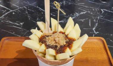 Tatlı balık soslu yeşil mango (Tayland tatlısına nampla wan denir tatlı kurutulmuş karides sosu, kırmızı biber, soğan, balık sosu, karides ezmesi ve şeker karışımı. )