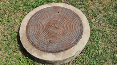 Yerin altına yerleştirilmiş eski bir toprak depolama tankına dikey görüş.