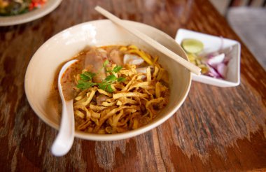 Khao Soi Tavuğu (Kuzey Tayland Körili Tavuk) )