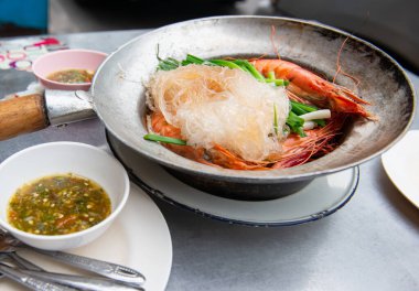 Vermicelli karides, cam erişteli fırında karides, taze soğan, deniz ürünleri soslu sarımsak. 