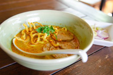 Khao Soi bifteği (Kuzey Tayland körili sığır etli erişte) )