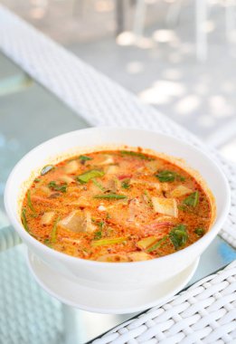 Kalamar Tom Yam, Baharatlı ve Ekşi Kalamar çorbası. Geleneksel Tayland Yemekleri