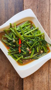 Kızarmış sabah zaferi ya da acı biberli su ıspanağı, soya sosu ve sarımsak. Tayland yemeği Phad puk boong fri dang.