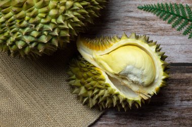 Çuval üzerinde Durian ve ahşap arka planda taze taze olgun durian meyvesi, Tayland 'da meyvelerin kralı.