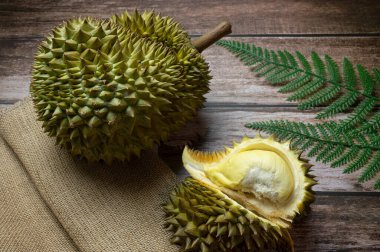 Çuval üzerinde Durian ve ahşap arka planda taze taze olgun durian meyvesi, Tayland 'da meyvelerin kralı.
