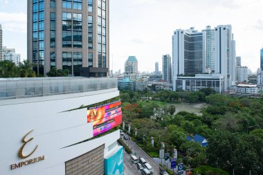 BANGKOK, THAILAND: 18 Mayıs 2015 - Emporium Alışveriş Merkezi. Lüks bir alışveriş merkezi, konaklama, ofis binası, Sukhumvit yolundaki iş alanındaki oteller..