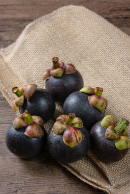 Olgun mangosteen, Çuvaldaki meyvelerin kraliçesi.