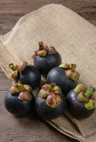 Olgun mangosteen, Çuvaldaki meyvelerin kraliçesi.