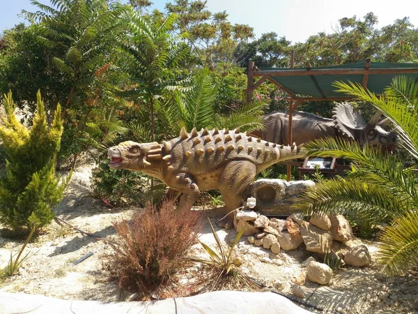 Girit adasındaki bir parkta dinozorlar. Yunanistan.