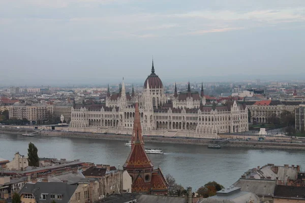 Macaristan 'ın mimarisi. Parlamentoya tepeden bakan Panorama. Gündüz Budapeşte 'nin güzelliği.