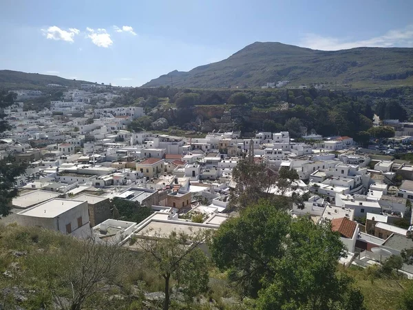 Lindos köyünün panoraması. Lindoların Eski Akropolü