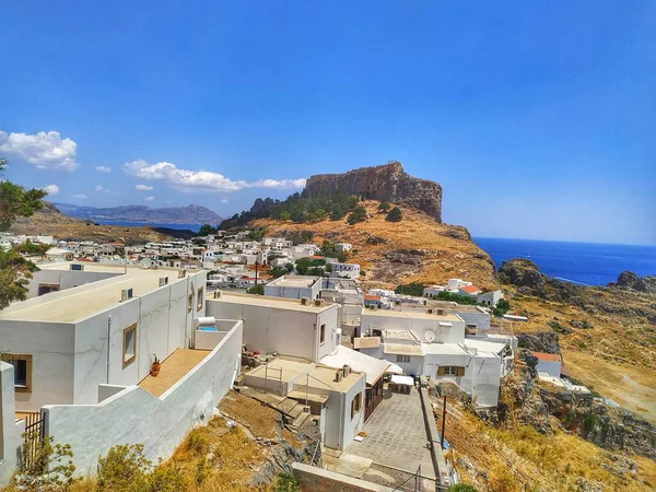 Lindos köyünün panoraması. Lindoların Eski Akropolü