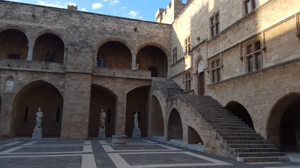 Şövalyelerin sarayının mimarisi. Hastahanecilerin mirası. Rhodes Adası