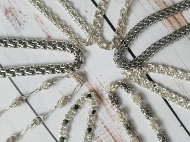 Bilezikler ve Ukrayna gümüşünden yapılmış zincirler. Çeşitli dokumalar.