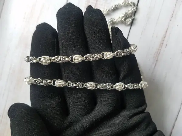 Damenarmband Ukrainisches Silber Einer Hand Einem Schwarzen Handschuh — Stockfoto